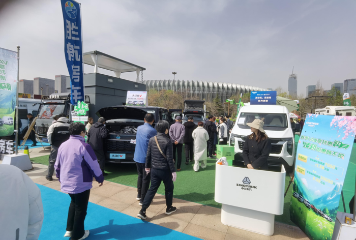 中國重汽輕型汽車強勢登陸三大房車展，演繹移動生活新風尚3.png