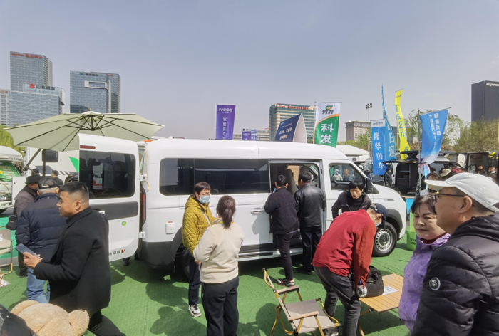 中國重汽輕型汽車強勢登陸三大房車展，演繹移動生活新風尚9.png