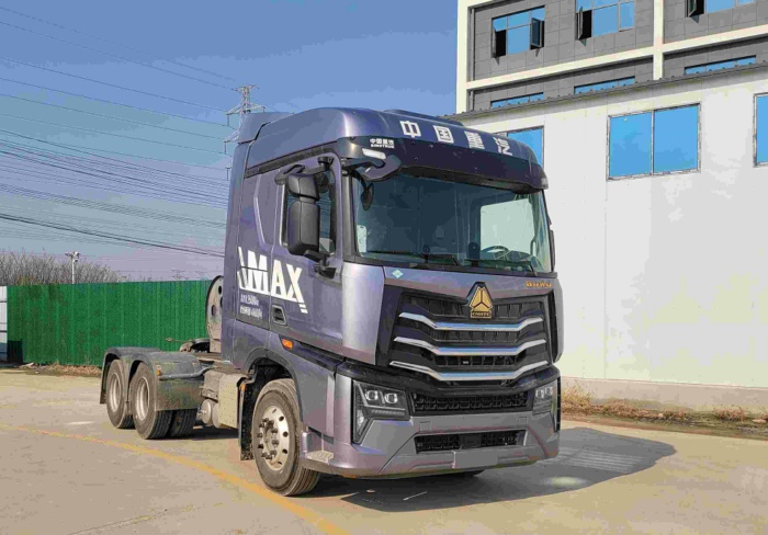 重汽豪沃MAX LNG牽引車，搭載銷量第一的濰柴13L燃?xì)獍l(fā)動(dòng)機(jī)，480馬力.jpg