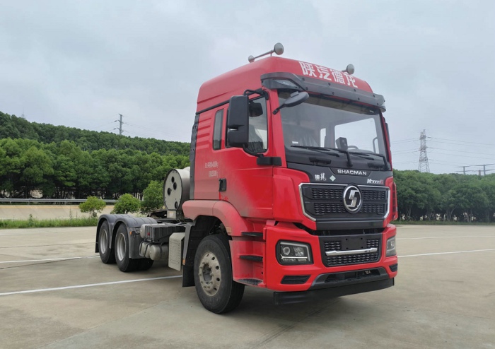 陜汽德龍M3000 LNG牽引車，搭載濰柴13L燃?xì)獍l(fā)動(dòng)機(jī)，480馬力.jpg