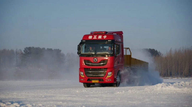 徐工漢風P9牽引車油耗智能控制系統基于ADASIS地圖結合整車信息、巡航算法及控制策略實現預見性巡航（PCC），在駕乘過程中猶如智能領航員助您降低油耗。節油有方，創富無憂。